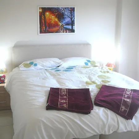 Gorgeous 2 Bed Private Ground Floor In One Of Sides Exclusive Communi Lägenhet